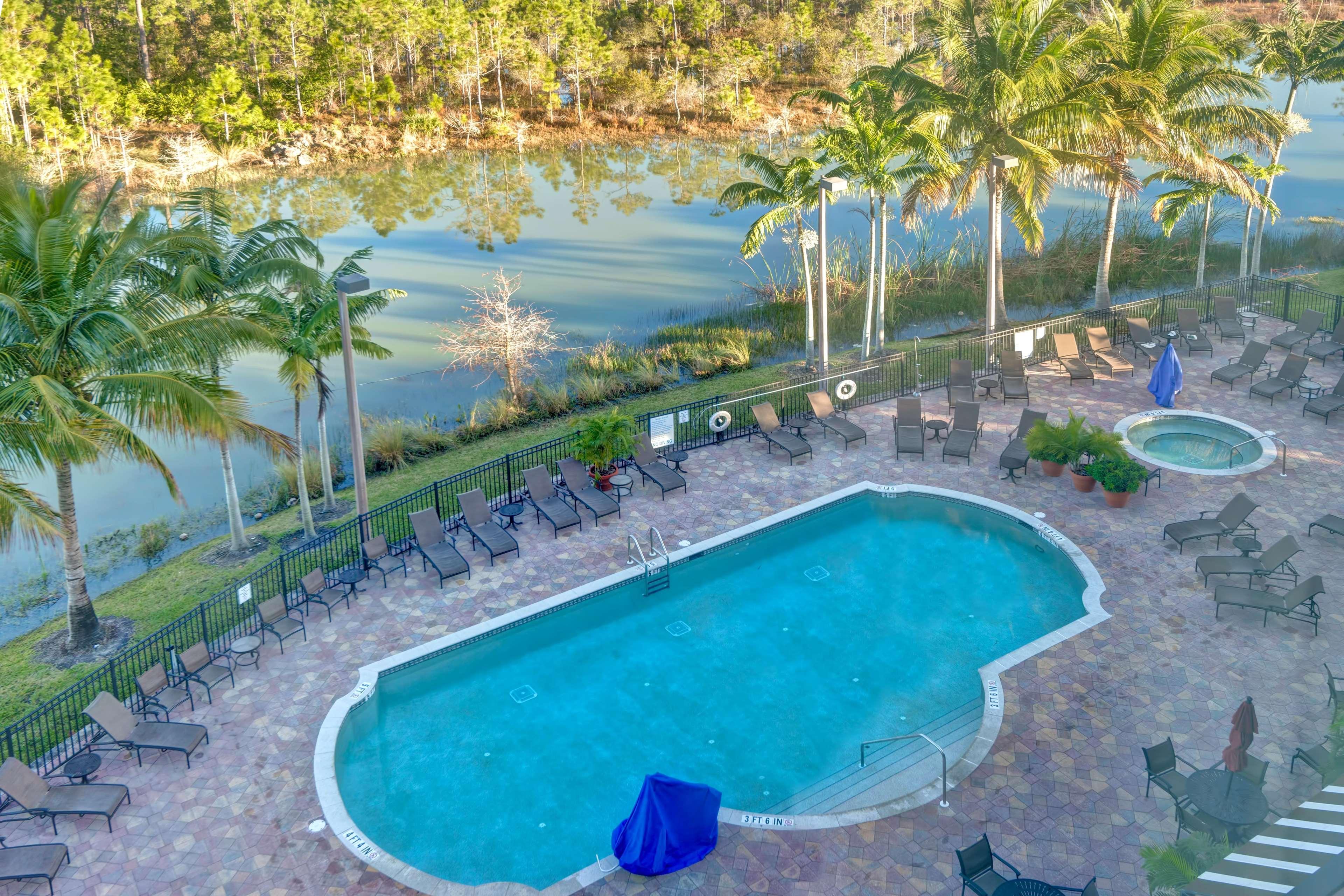 Embassy Suites Fort Myers - Эстеро Экстерьер фото