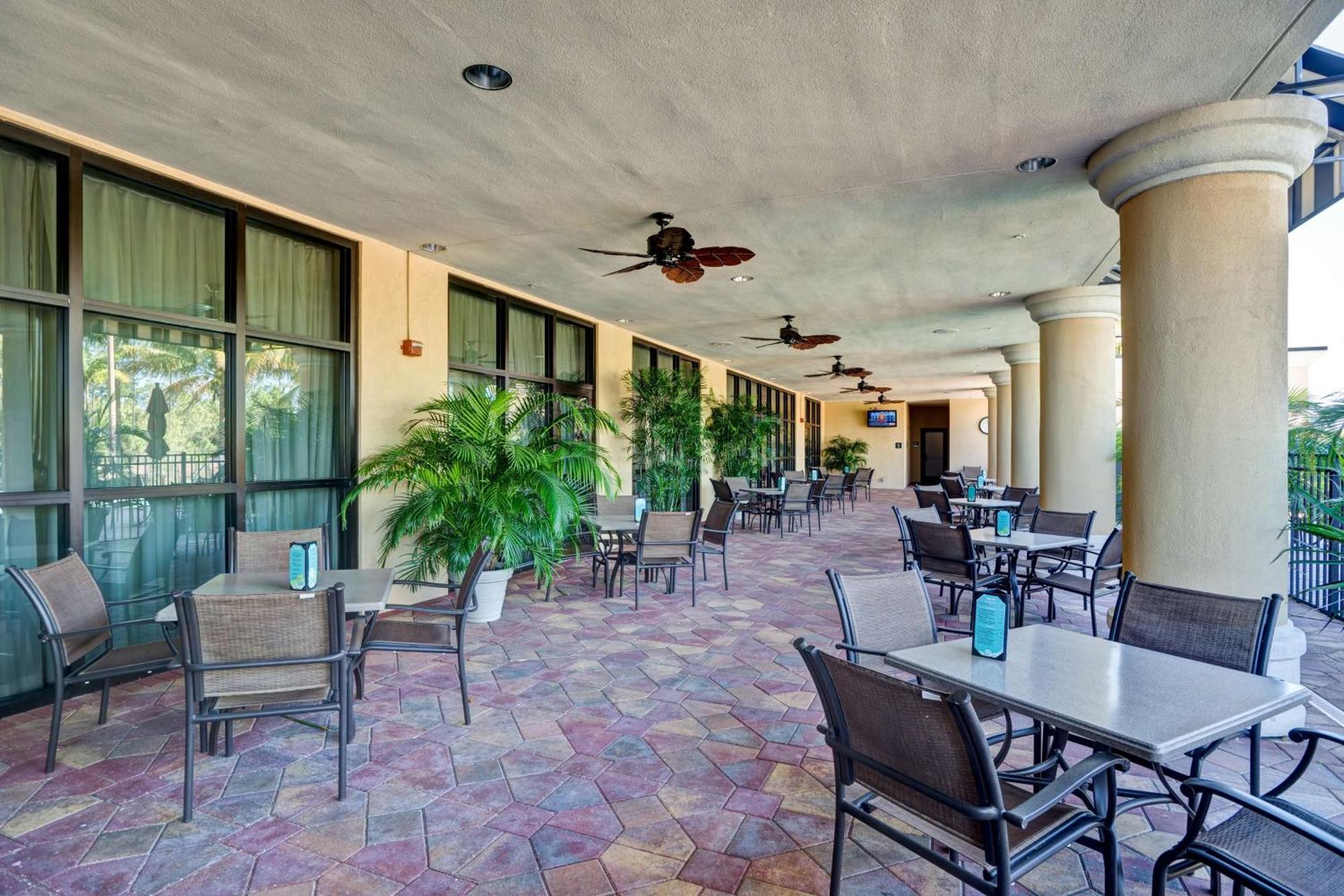 Embassy Suites Fort Myers - Эстеро Экстерьер фото