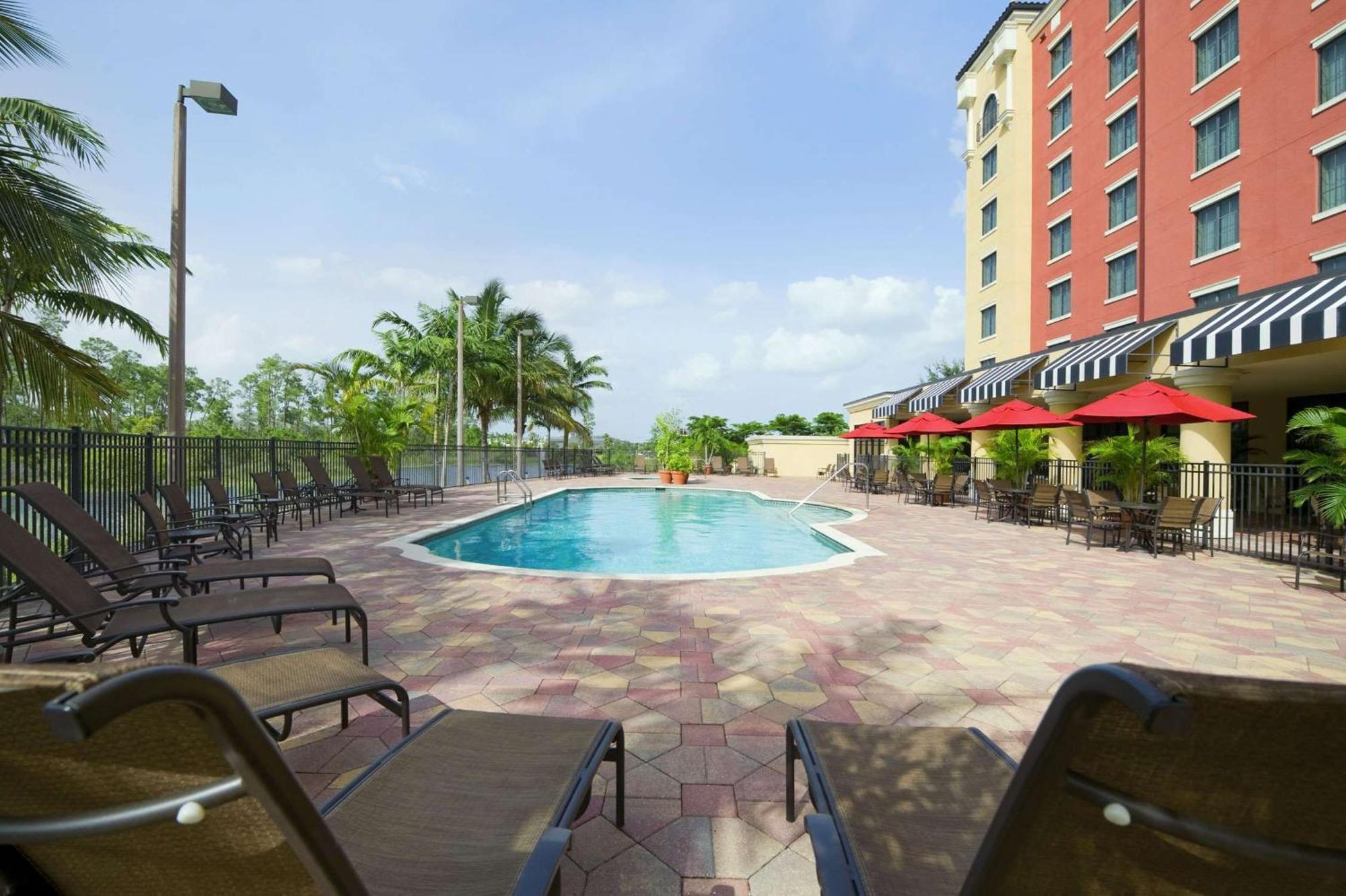 Embassy Suites Fort Myers - Эстеро Экстерьер фото