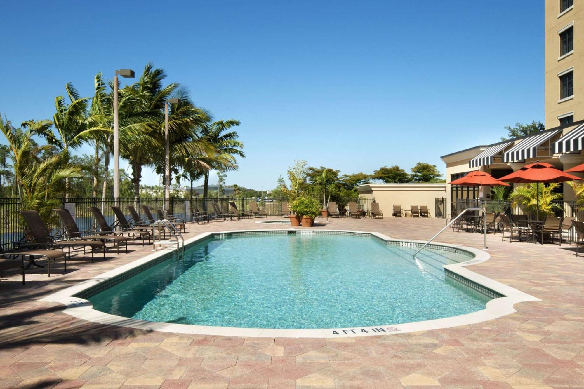 Embassy Suites Fort Myers - Эстеро Экстерьер фото