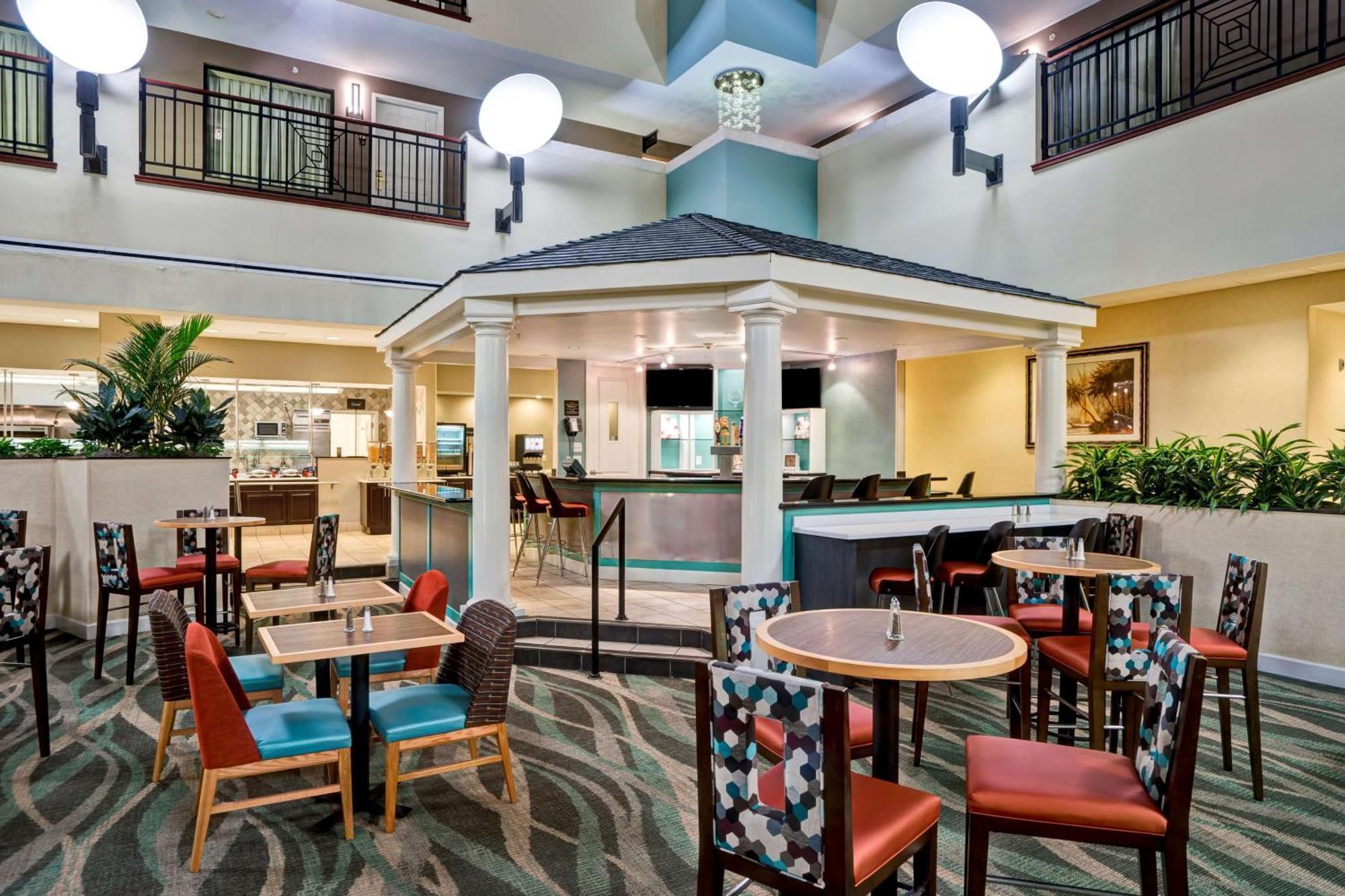 Embassy Suites Fort Myers - Эстеро Экстерьер фото
