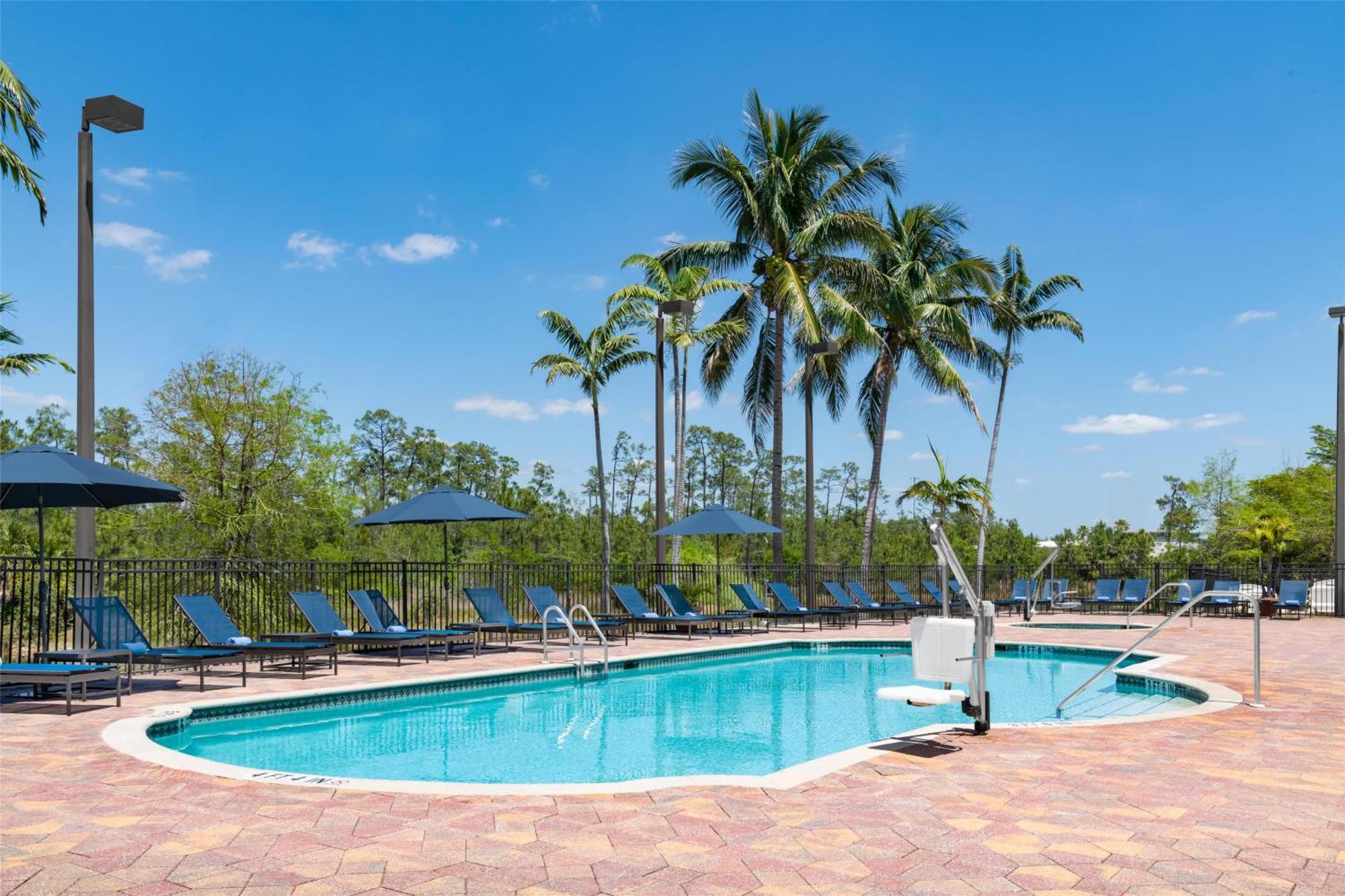 Embassy Suites Fort Myers - Эстеро Экстерьер фото