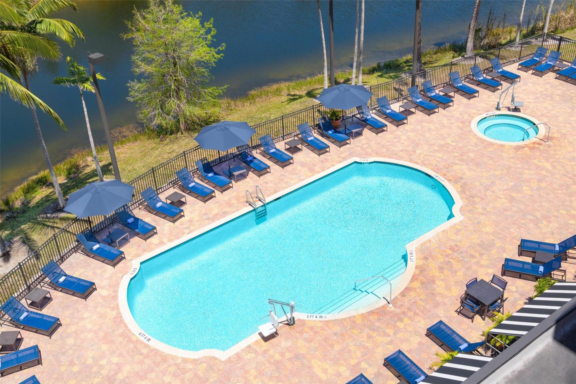 Embassy Suites Fort Myers - Эстеро Экстерьер фото