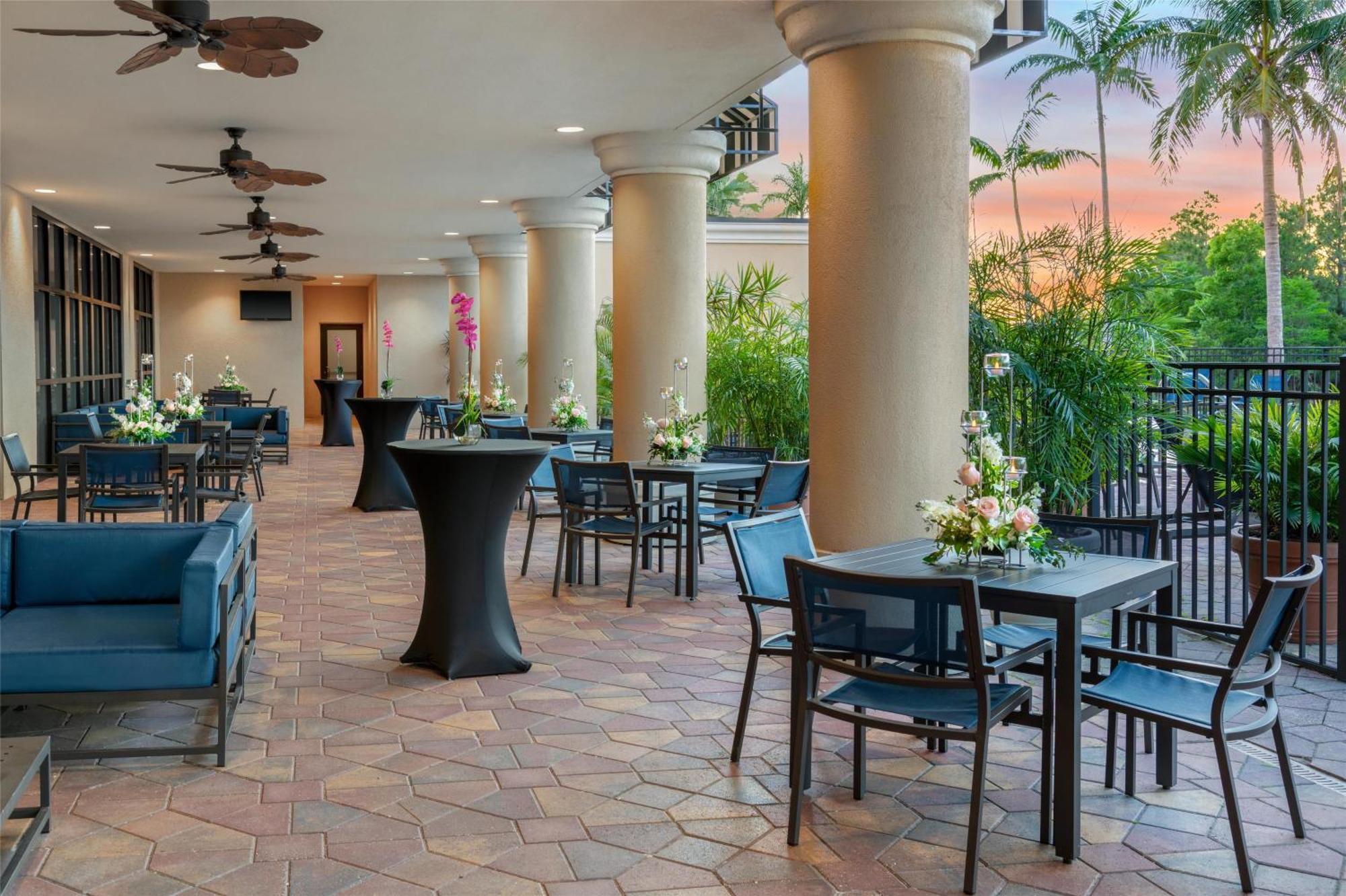 Embassy Suites Fort Myers - Эстеро Экстерьер фото